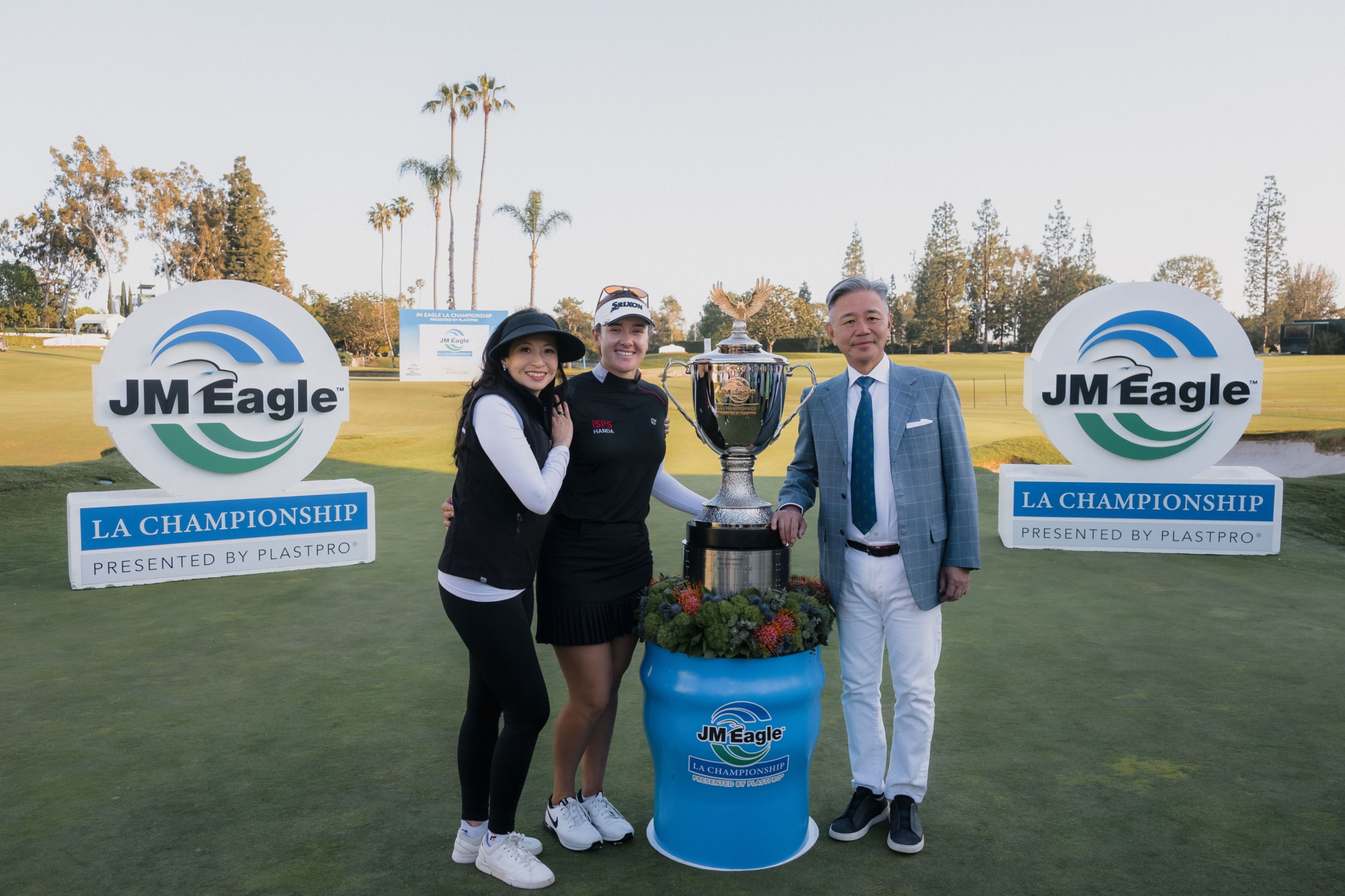 Hannah Green holding trophy